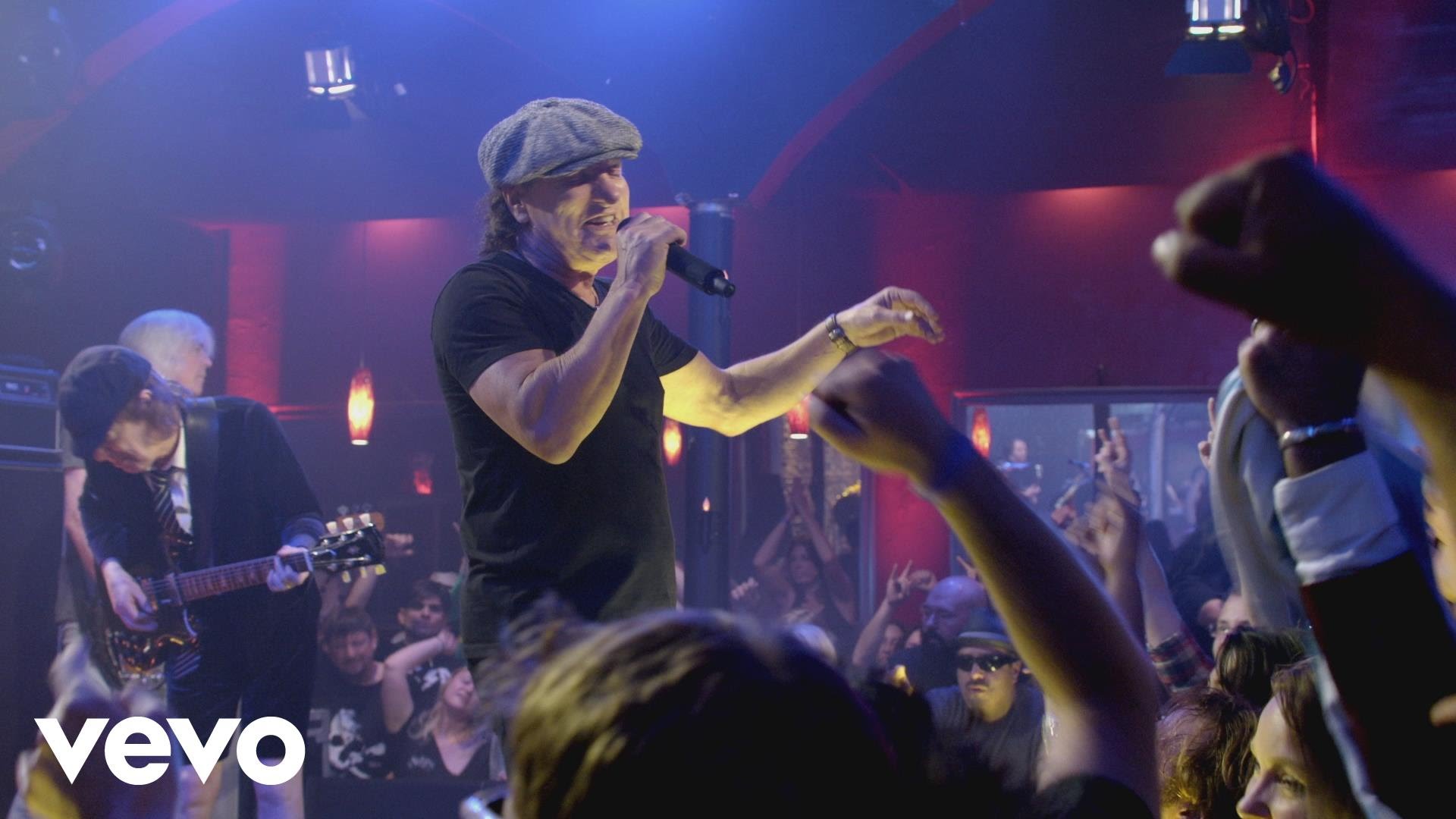 Novo Clip = “AC/DC – Rock the Blues Away”