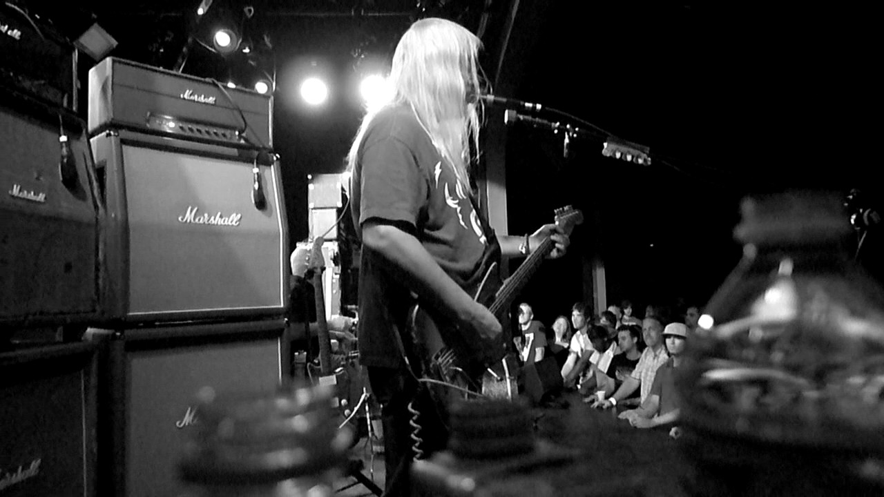 Novo Clip = “Dinosaur Jr. – Knocked Around”