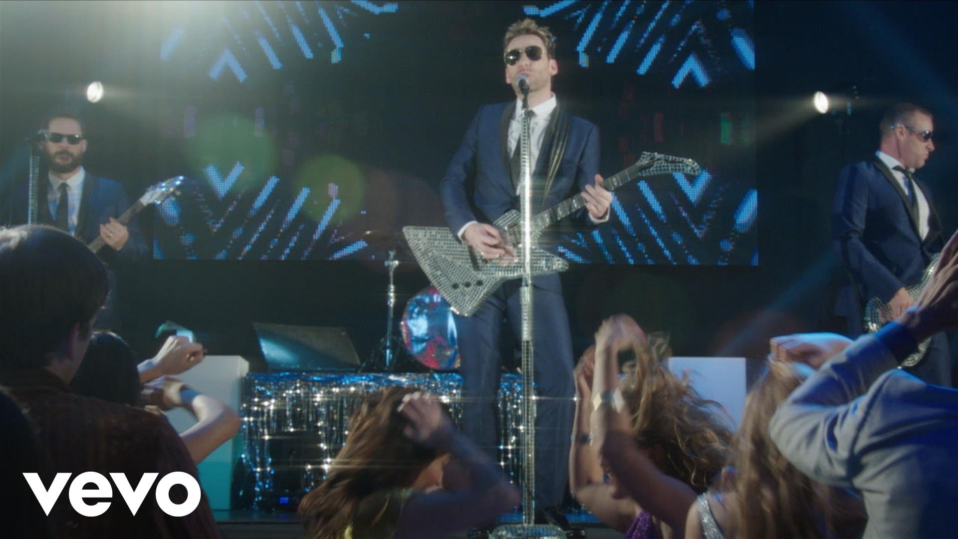 Novo Clip = “Nickelback – She Keeps Me Up”