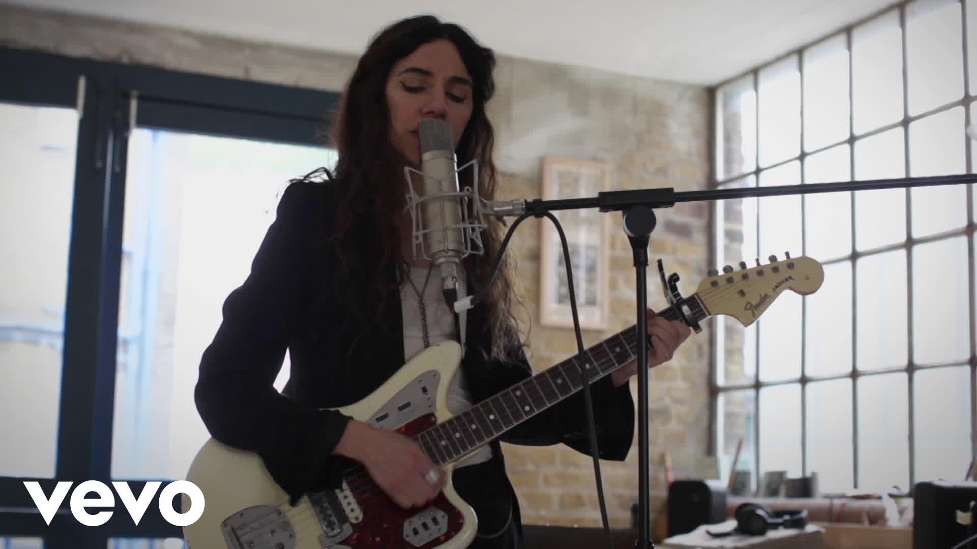 Novo Clip = “PJ Harvey – The Wheel”