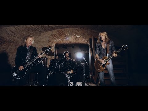 Novo Clip = “Revolution Saints – Light In The Dark”