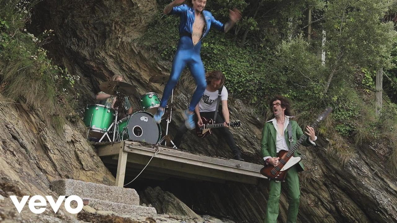 Novo Clip = “The Darkness – All the Pretty Girls”