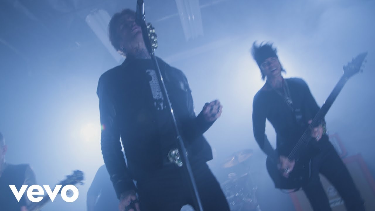 Novo Clip = “Buckcherry – Head Like A Hole”