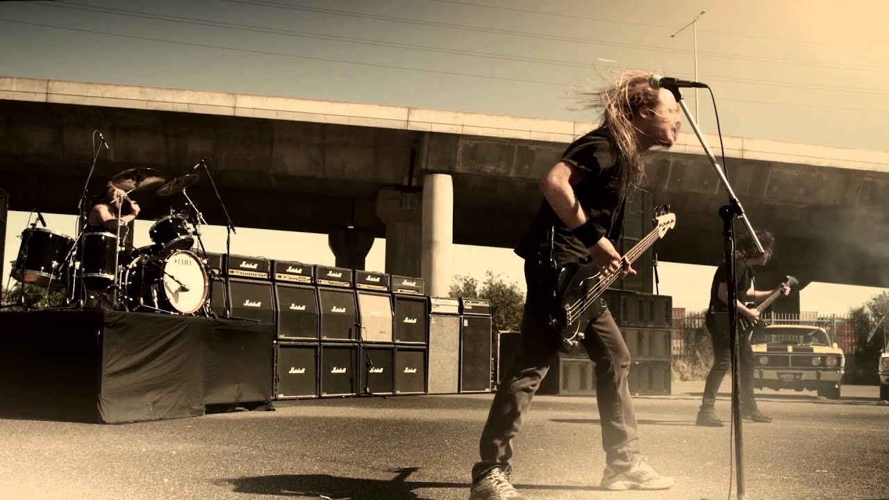 Novo Clip = “Airbourne – Live It Up”