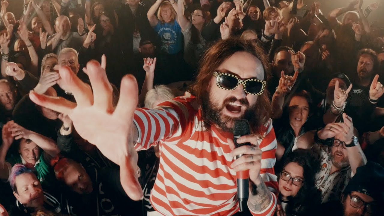 Novo Clip = “Massive Wagons – In It Together”