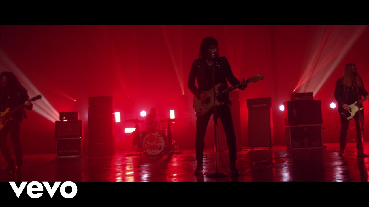 Novo Clip = “Tyler Bryant & The Shakedown – Backfire”